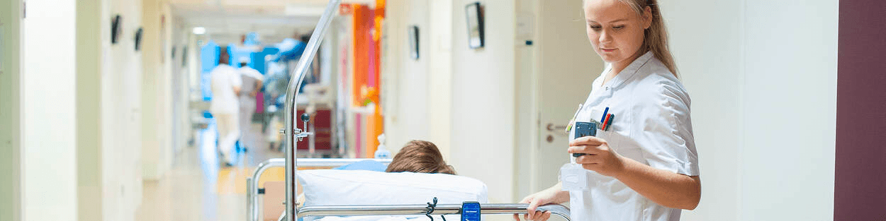 Verpleging met bed in een gang van ziekenhuis